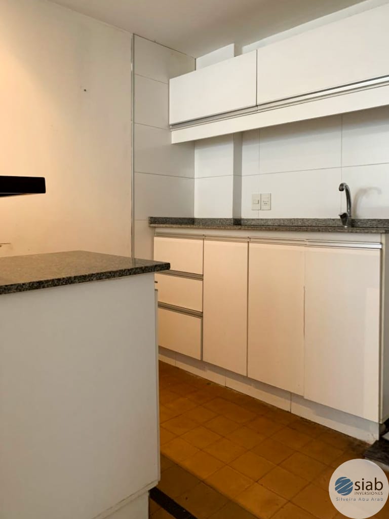 Amplio apartamento sobre calle Colonia, 3 dormitorios, 1 baño cocina semi integrada. · Foto 8