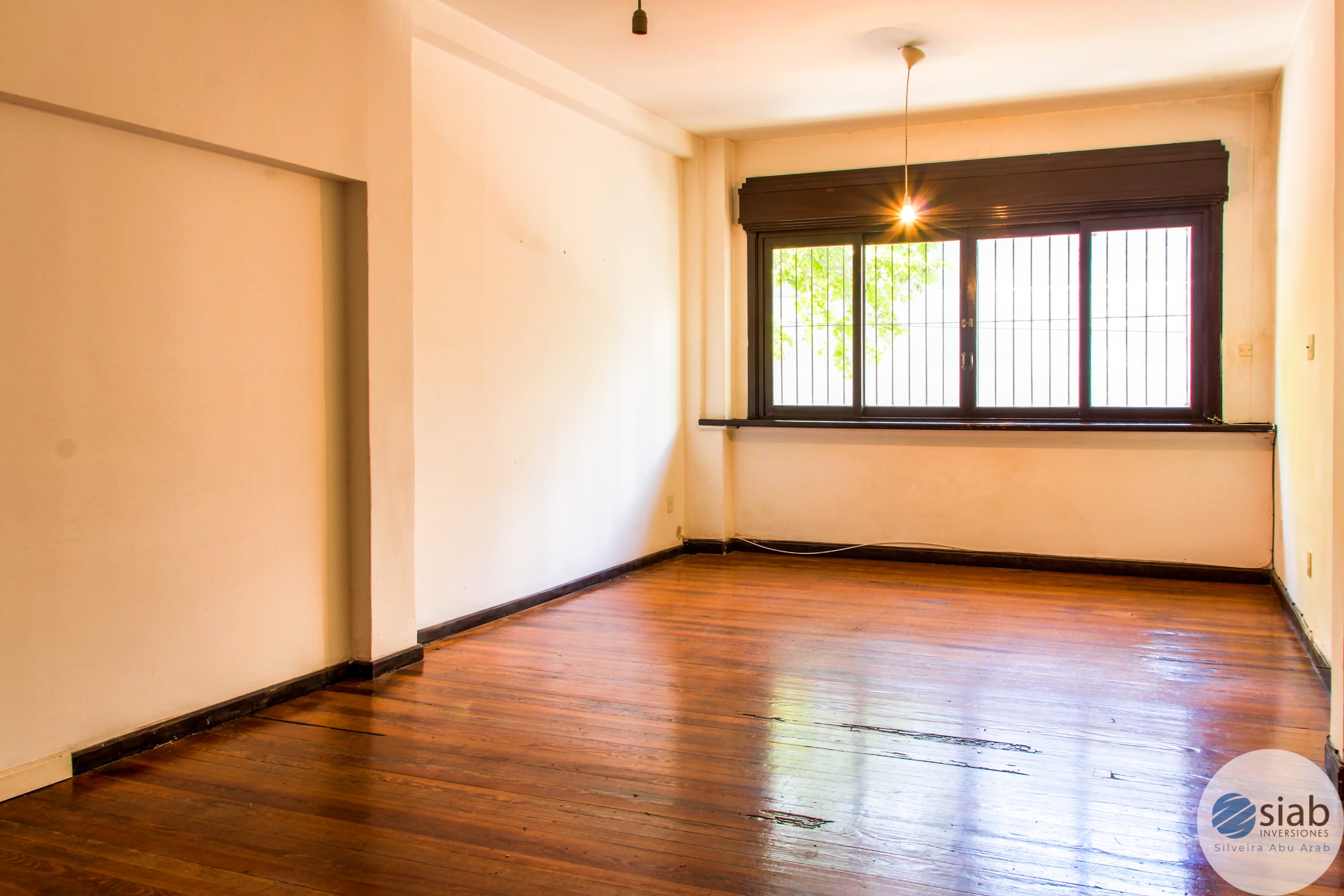 Amplio apartamento sobre calle Colonia, 3 dormitorios, 1 baño cocina semi integrada. · Foto 2