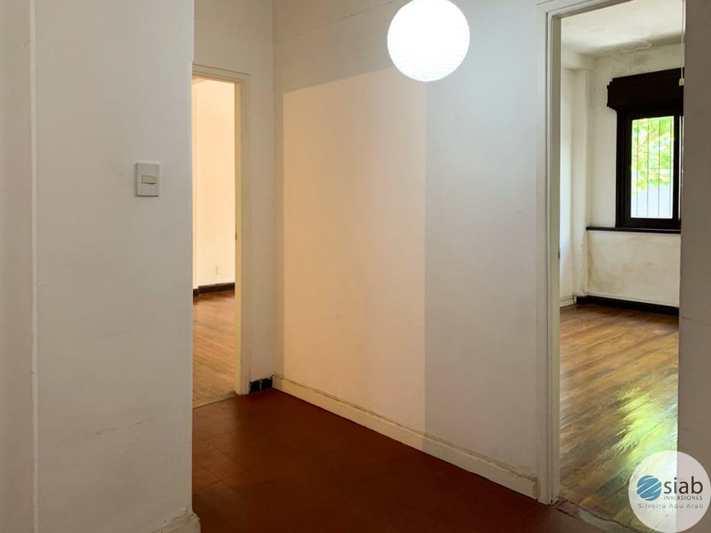 Amplio apartamento sobre calle Colonia, 3 dormitorios, 1 baño cocina semi integrada. · Foto 11
