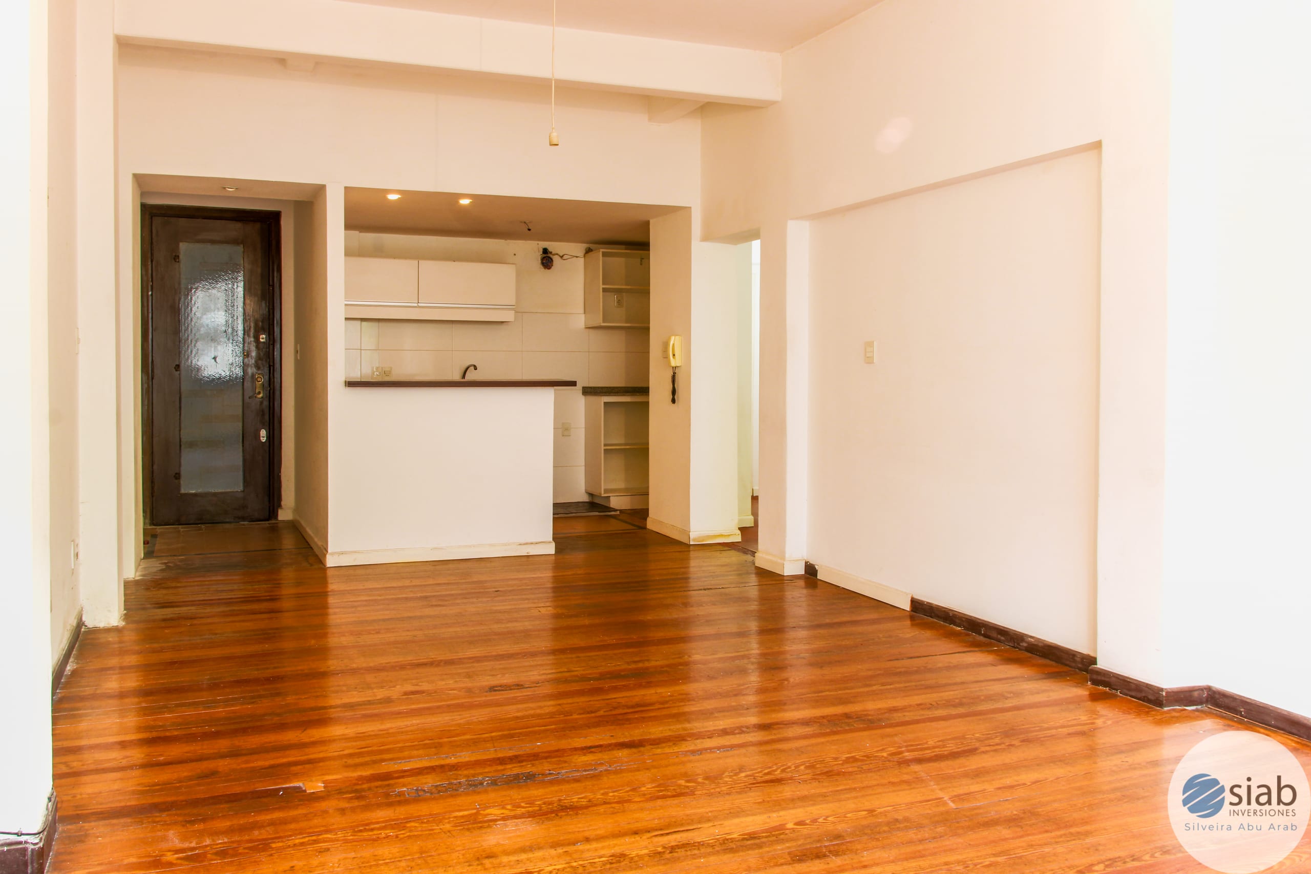 Amplio apartamento sobre calle Colonia, 3 dormitorios, 1 baño cocina semi integrada.