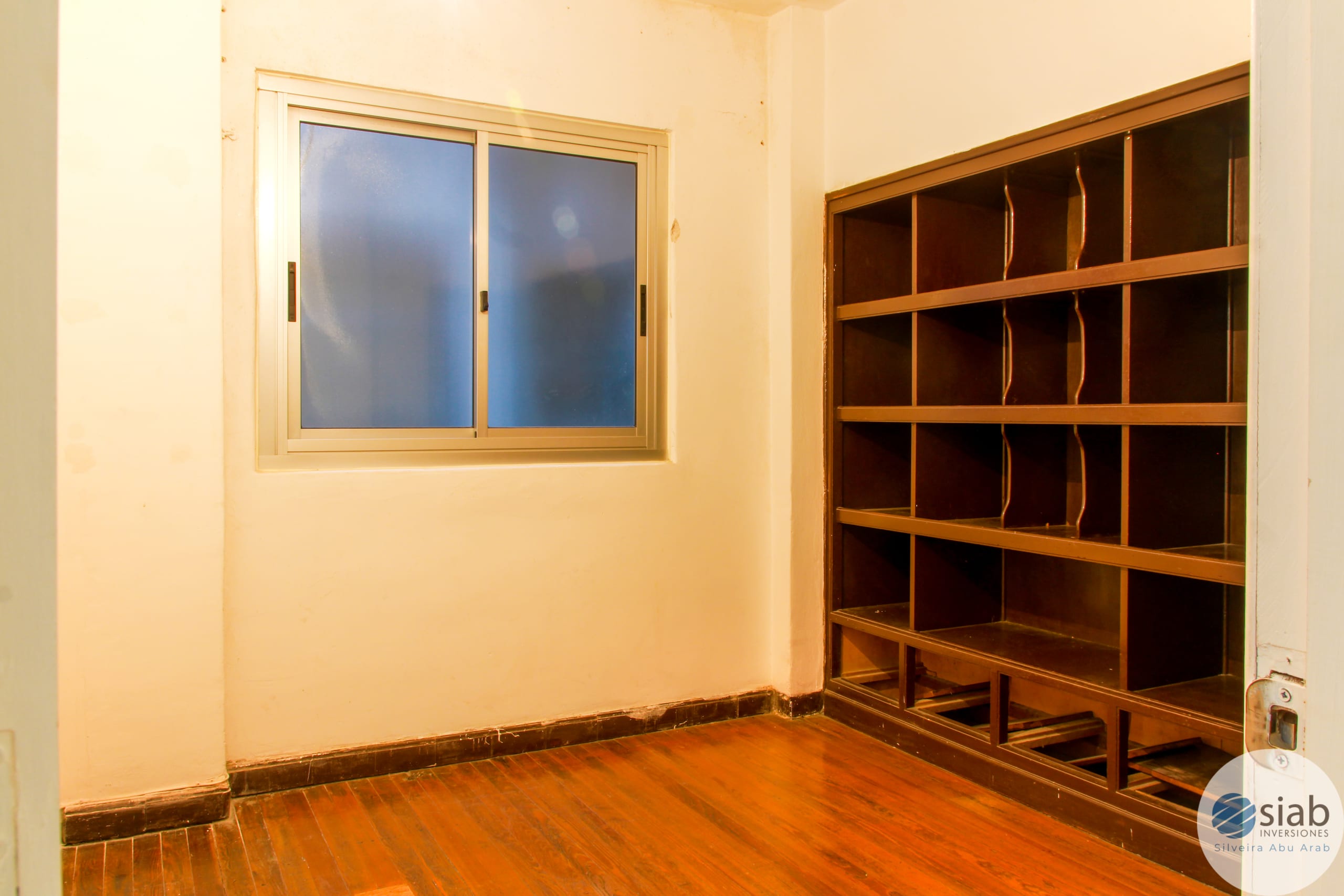 Amplio apartamento sobre calle Colonia, 3 dormitorios, 1 baño cocina semi integrada. · Foto 6