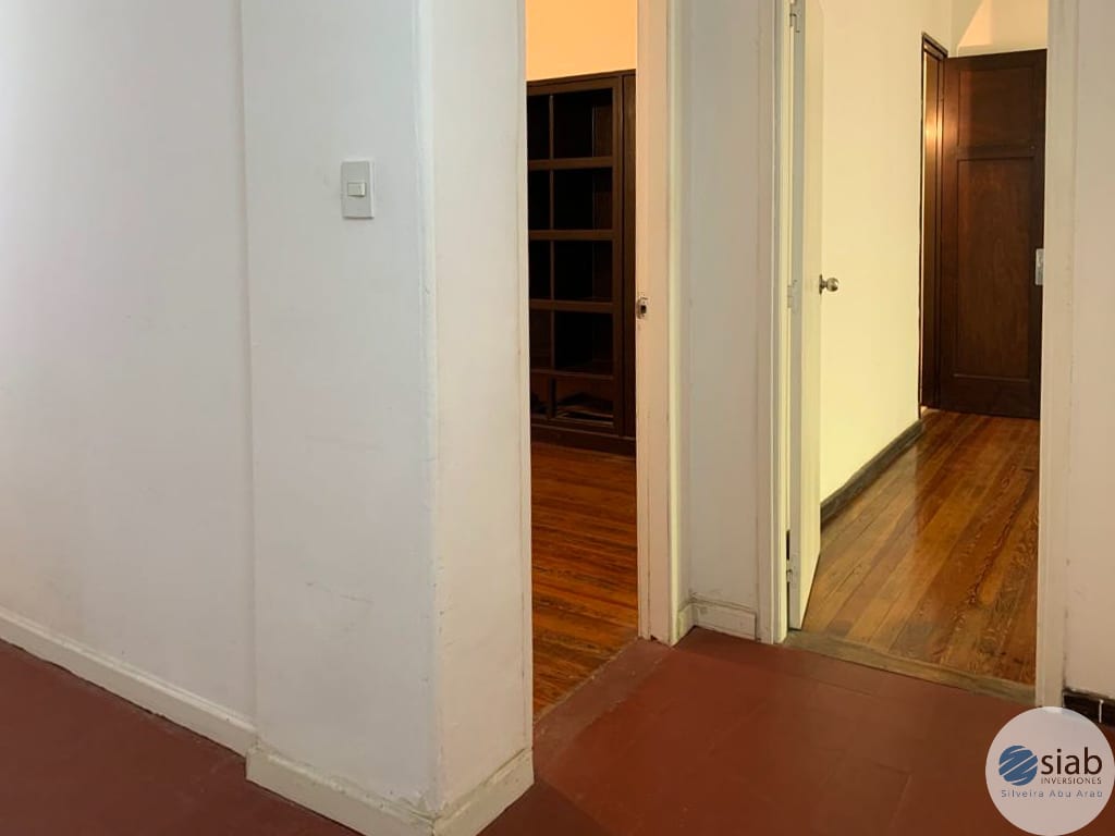 Amplio apartamento sobre calle Colonia, 3 dormitorios, 1 baño cocina semi integrada. · Foto 12