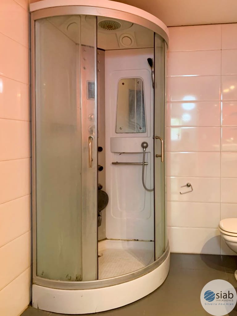 Amplio apartamento sobre calle Colonia, 3 dormitorios, 1 baño cocina semi integrada. · Foto 9
