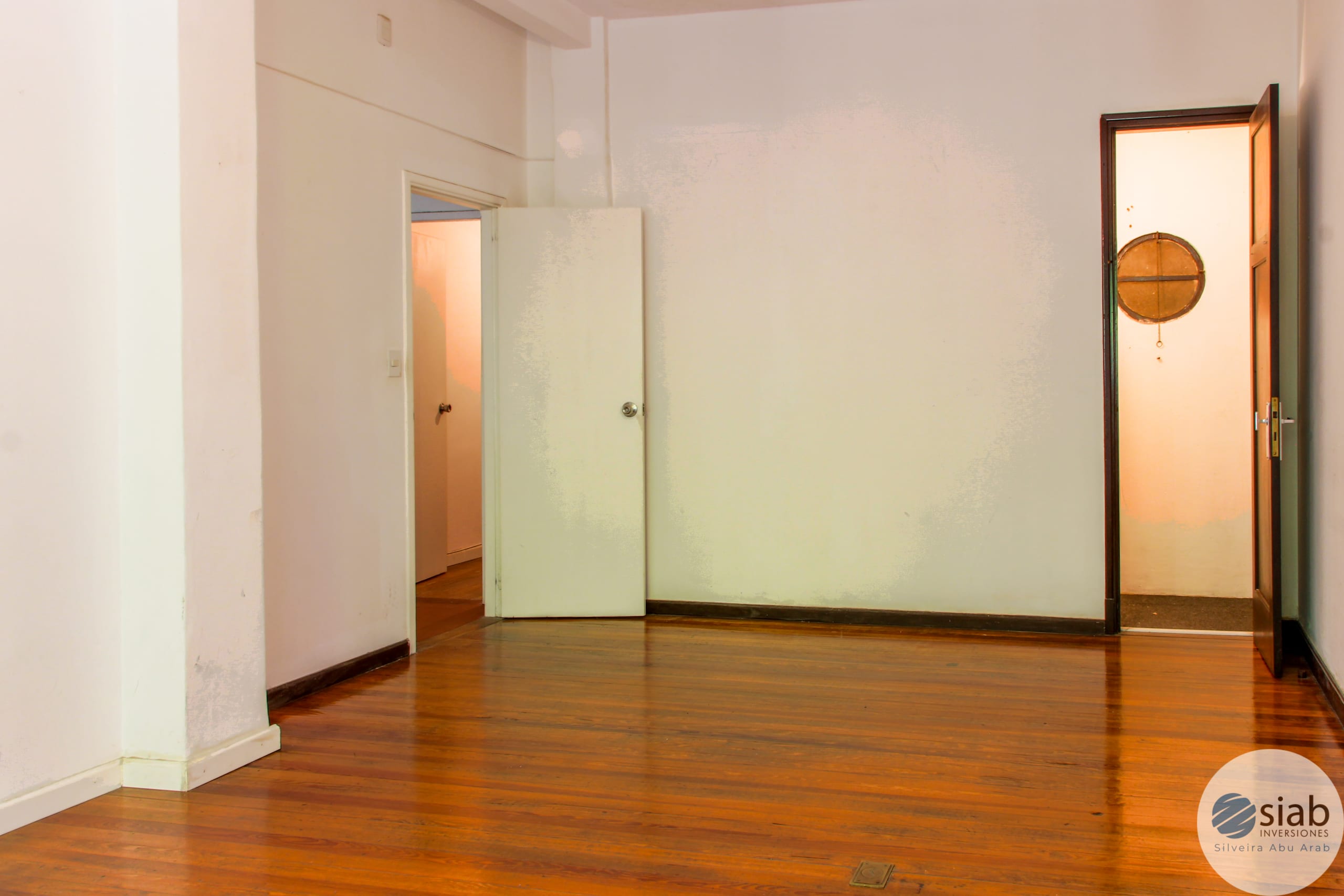 Amplio apartamento sobre calle Colonia, 3 dormitorios, 1 baño cocina semi integrada. · Foto 5